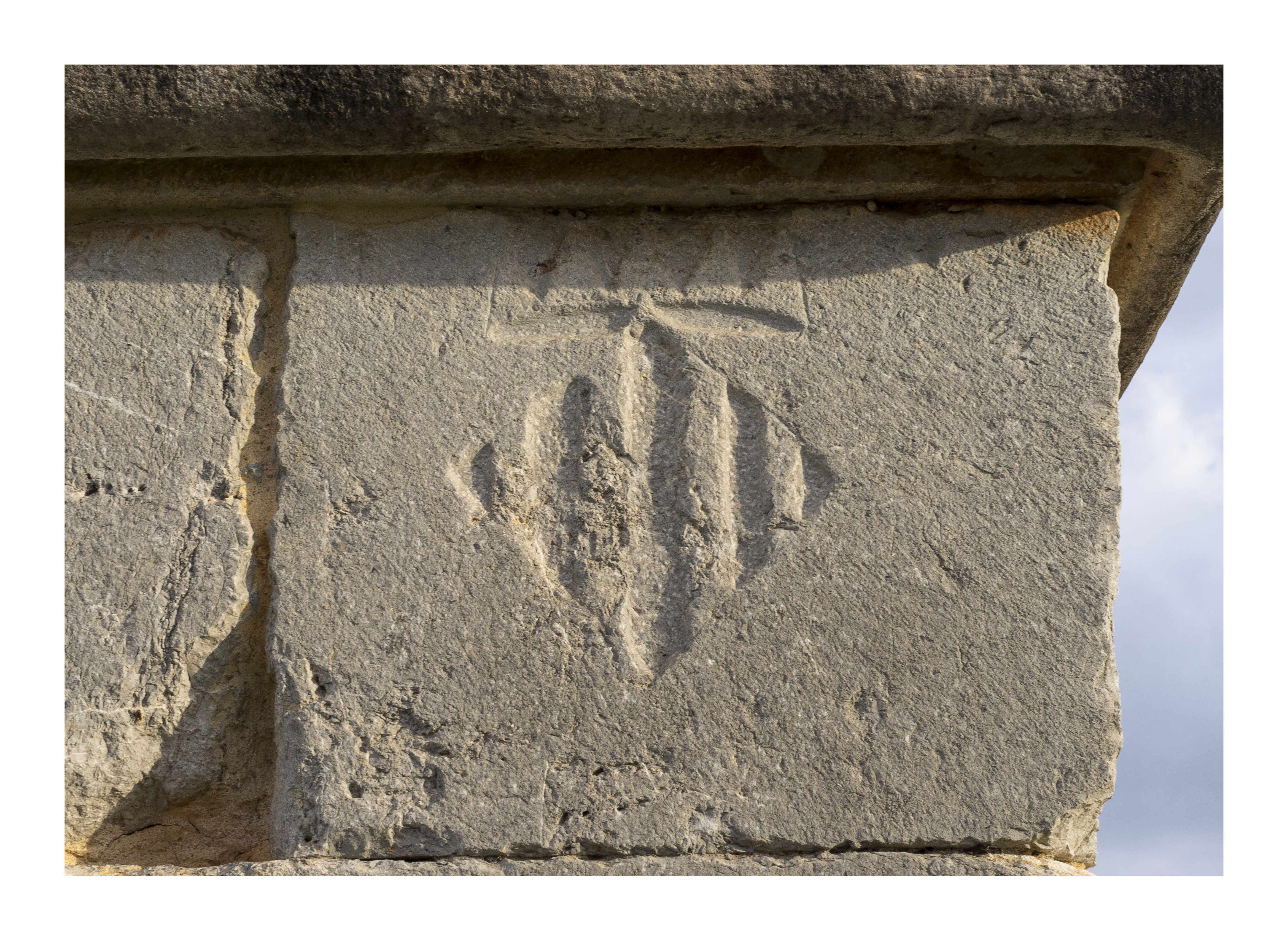 Escudo de Vilafam&eacute;s esculpido en el Arco Romano de Cabanes